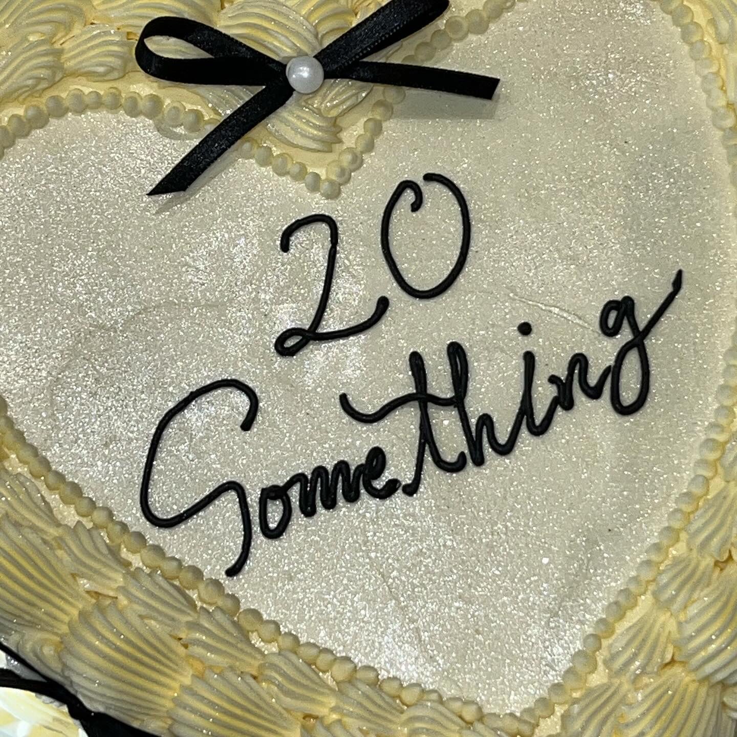 Champagne Love Vintage Cake (Round/Heart) - Image 5