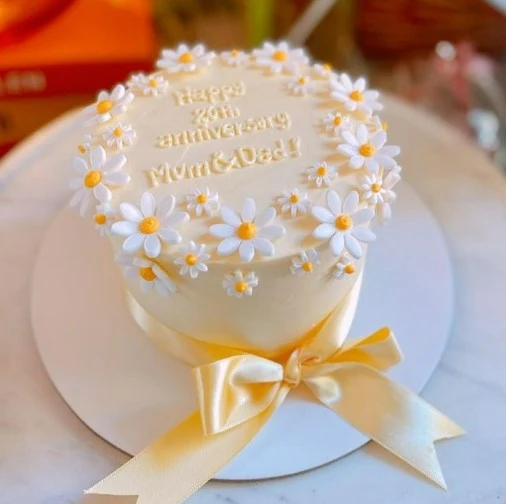 Daisy Wreaths Cake - Image 2