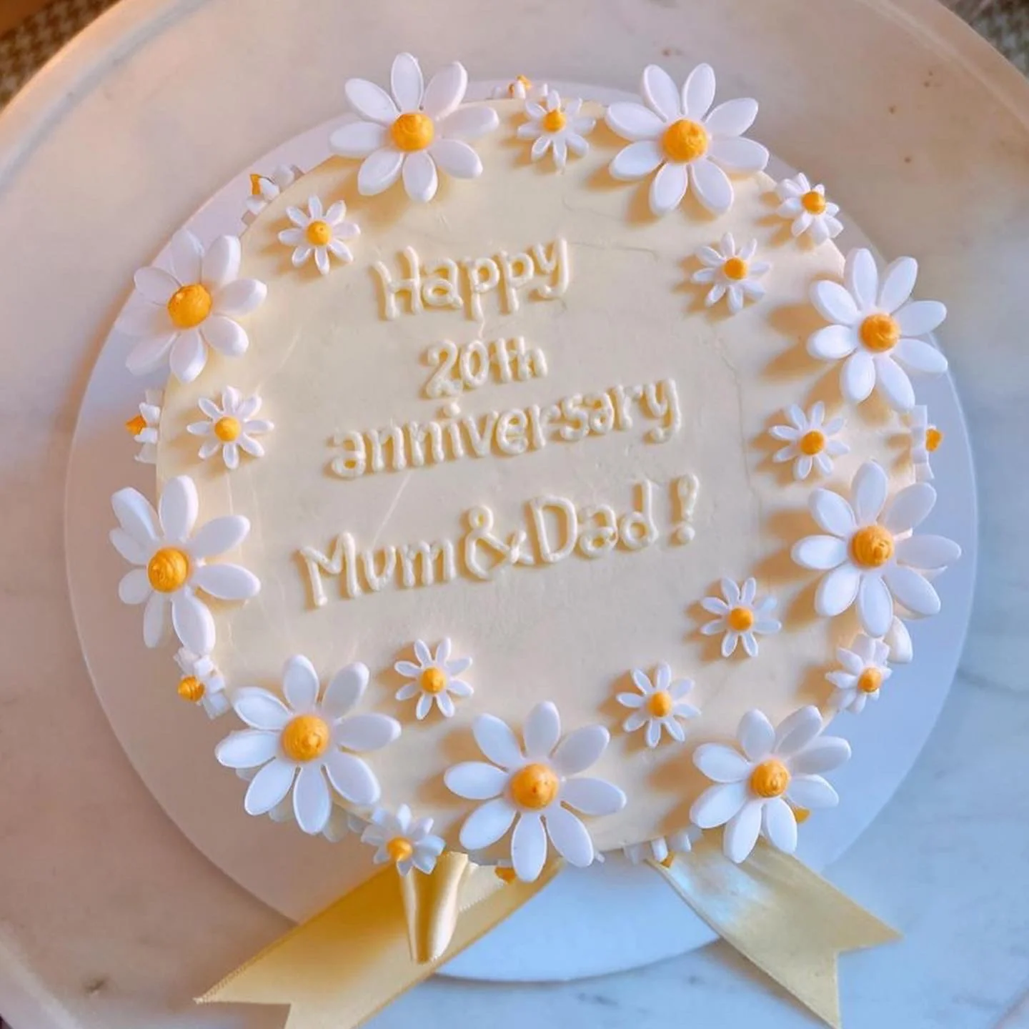 Daisy Wreaths Cake - Image 3
