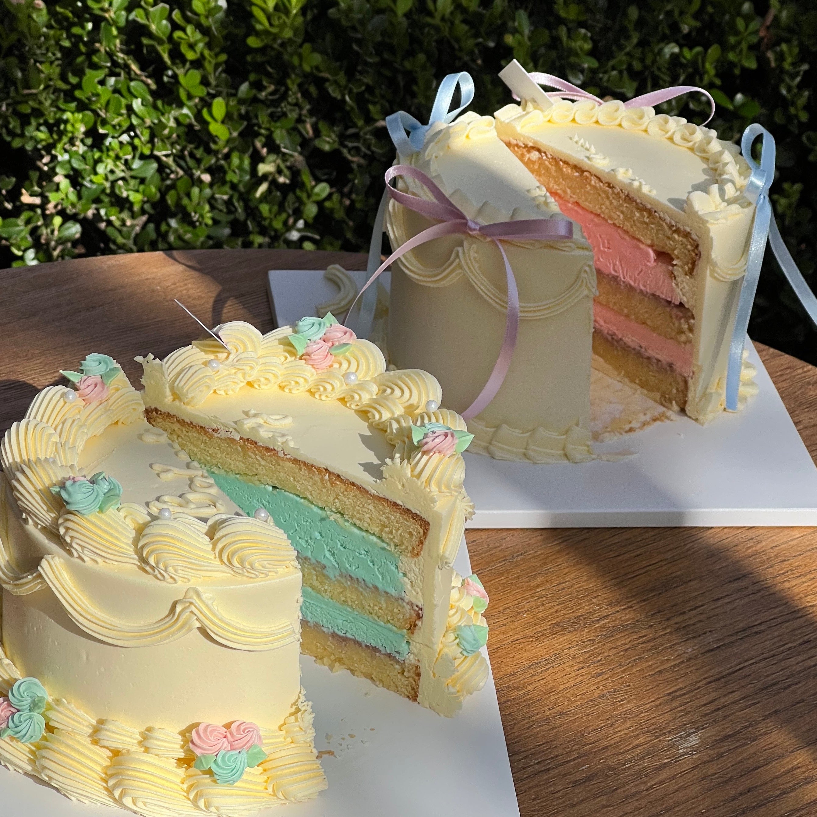 [Gender Reveal] Vintage Rose Garden Cake - Image 4