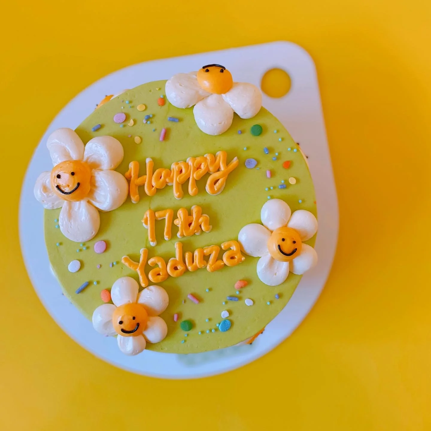 Smiley Daisy Cake - Image 5